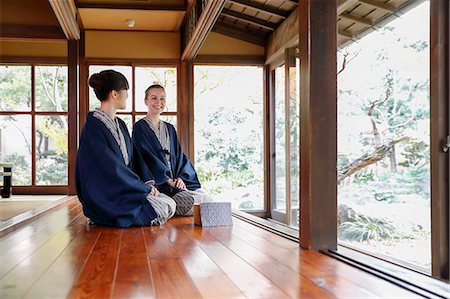 simsearch:859-09155292,k - Caucasian woman wearing yukata with Japanese friend at traditional ryokan, Tokyo, Japan Photographie de stock - Rights-Managed, Code: 859-08993783