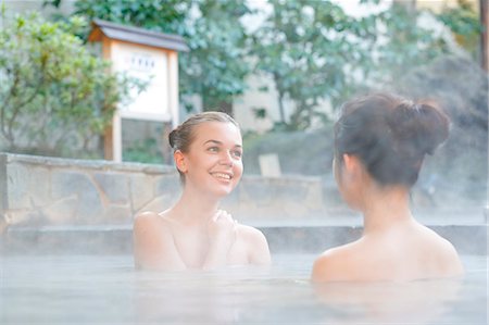 simsearch:859-06404969,k - Caucasian woman with Japanese friend bathing at traditional hot spring, Tokyo, Japan Fotografie stock - Rights-Managed, Codice: 859-08993802