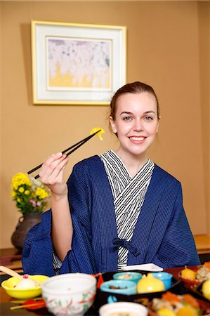 simsearch:622-07743557,k - Caucasian woman wearing yukata eating at traditional ryokan, Tokyo, Japan Fotografie stock - Rights-Managed, Codice: 859-08993833