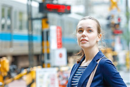 stadtcenter - Caucasian woman downtown Tokyo, Japan Stockbilder - Lizenzpflichtiges, Bildnummer: 859-08993883