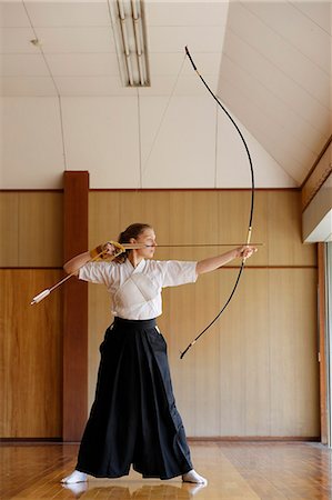 simsearch:859-09018715,k - Caucasian woman practicing traditional Kyudo Japanese archery Foto de stock - Con derechos protegidos, Código: 859-09018714