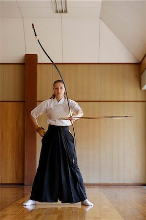 simsearch:859-09018715,k - Caucasian woman practicing traditional Kyudo Japanese archery Foto de stock - Con derechos protegidos, Código: 859-09018716