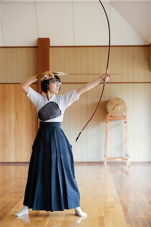 simsearch:859-09018715,k - Japanese traditional Kyudo archery athlete practicing Foto de stock - Con derechos protegidos, Código: 859-09018722