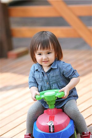 simsearch:859-09018844,k - Mixed-race young girl playing on wooden deck Fotografie stock - Rights-Managed, Codice: 859-09018755