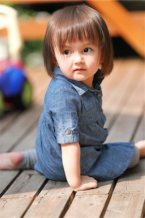 simsearch:859-09018844,k - Mixed-race young girl playing on wooden deck Fotografie stock - Rights-Managed, Codice: 859-09018769