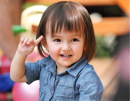 Mixed-race young girl playing on wooden deck Photographie de stock - Rights-Managed, Code: 859-09018771