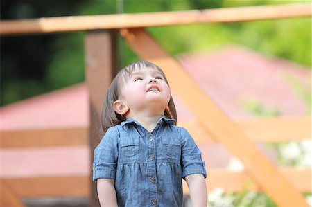 Mixed-race young girl playing on wooden deck Photographie de stock - Rights-Managed, Code: 859-09018781