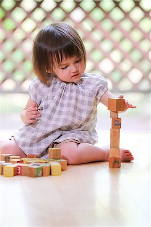 simsearch:859-09018844,k - Mixed-race young girl with wooden blocks Fotografie stock - Rights-Managed, Codice: 859-09018804