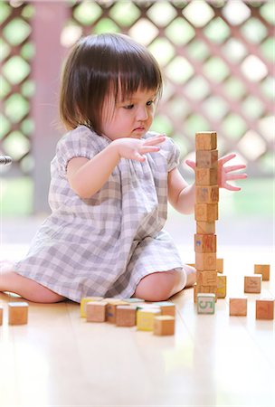 simsearch:859-09018844,k - Mixed-race young girl with wooden blocks Fotografie stock - Rights-Managed, Codice: 859-09018809