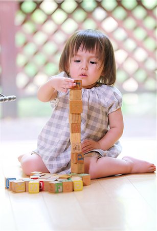 simsearch:859-09018844,k - Mixed-race young girl with wooden blocks Fotografie stock - Rights-Managed, Codice: 859-09018802