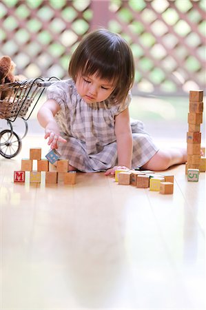 simsearch:859-09018844,k - Mixed-race young girl with wooden blocks Fotografie stock - Rights-Managed, Codice: 859-09018810