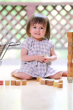 simsearch:859-09018844,k - Mixed-race young girl with wooden blocks Fotografie stock - Rights-Managed, Codice: 859-09018812