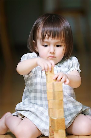 simsearch:859-09018844,k - Mixed-race young girl with wooden blocks Fotografie stock - Rights-Managed, Codice: 859-09018820