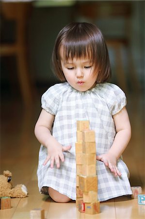 simsearch:859-09018844,k - Mixed-race young girl with wooden blocks Fotografie stock - Rights-Managed, Codice: 859-09018821