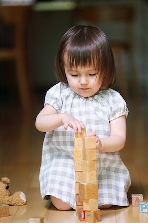 simsearch:859-09018844,k - Mixed-race young girl with wooden blocks Fotografie stock - Rights-Managed, Codice: 859-09018822
