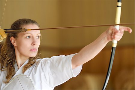 simsearch:859-09018715,k - Caucasian woman practicing traditional Kyudo Japanese archery Foto de stock - Con derechos protegidos, Código: 859-09018857