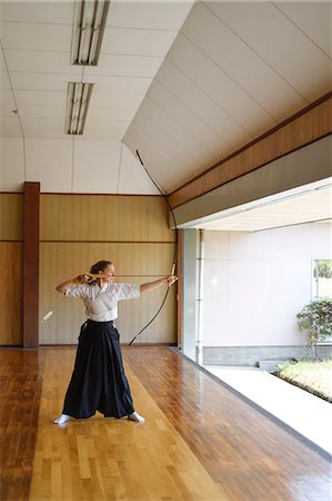 simsearch:859-09018715,k - Caucasian woman practicing traditional Kyudo Japanese archery Foto de stock - Con derechos protegidos, Código: 859-09018850