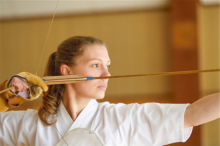 simsearch:859-09018715,k - Caucasian woman practicing traditional Kyudo Japanese archery Foto de stock - Con derechos protegidos, Código: 859-09018852
