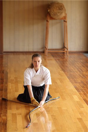 simsearch:859-09018715,k - Caucasian woman practicing traditional Kyudo Japanese archery Foto de stock - Con derechos protegidos, Código: 859-09018862
