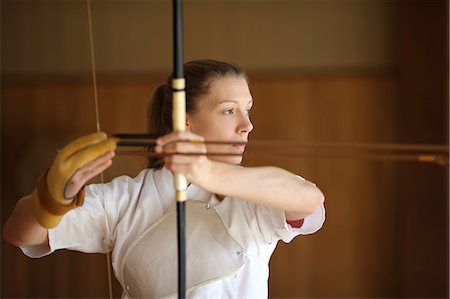 simsearch:859-09018715,k - Caucasian woman practicing traditional Kyudo Japanese archery Foto de stock - Con derechos protegidos, Código: 859-09018863