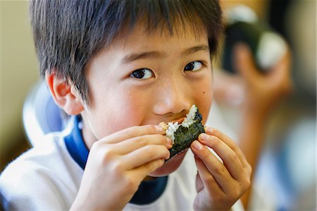 simsearch:859-07356495,k - Japanese elementary school kid eating in the classroom Photographie de stock - Rights-Managed, Code: 859-09034574