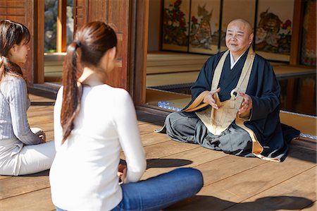 simsearch:859-09155292,k - Japanese priest preaching to women at a temple Photographie de stock - Rights-Managed, Code: 859-09155319