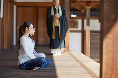 simsearch:859-09155295,k - Japanese priest preaching to women at a temple Photographie de stock - Rights-Managed, Code: 859-09155344