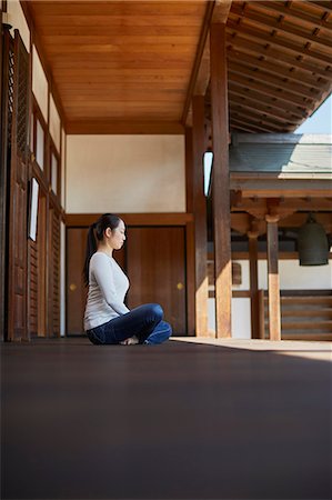 simsearch:859-09155295,k - Japanese woman at a temple Photographie de stock - Rights-Managed, Code: 859-09155343