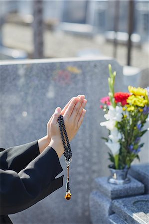 photographs japan temple flowers - Japanese woman at a cemetery Photographie de stock - Rights-Managed, Code: 859-09155354