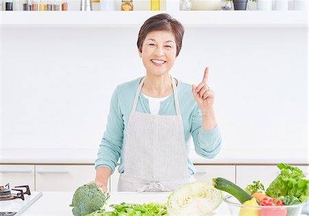 simsearch:859-09155441,k - Japanese senior woman with vegetables in the kitchen Foto de stock - Direito Controlado, Número: 859-09155447