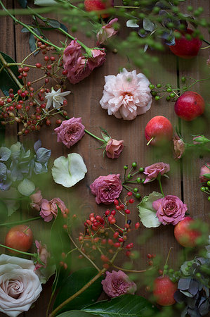simsearch:859-03884561,k - Flower composition on wooden table Stock Photo - Rights-Managed, Code: 859-09192803
