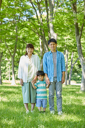 simsearch:859-06617381,k - Japanese family at the park Photographie de stock - Rights-Managed, Code: 859-09192928