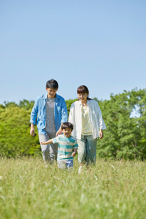 simsearch:859-06617381,k - Japanese family at the park Photographie de stock - Rights-Managed, Code: 859-09192957