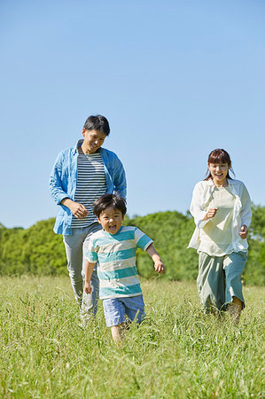 simsearch:859-06617381,k - Japanese family at the park Photographie de stock - Rights-Managed, Code: 859-09192958