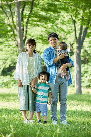 Japanese family at the park Foto de stock - Con derechos protegidos, Código: 859-09193025