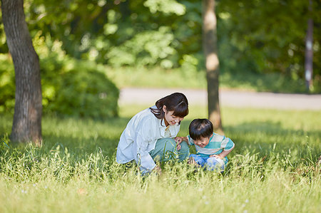 simsearch:622-09235818,k - Japanese mother and son at the park Foto de stock - Con derechos protegidos, Código: 859-09193033
