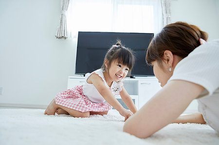 simsearch:622-08139009,k - Japanese mother and daughter at home Photographie de stock - Rights-Managed, Code: 859-09193111