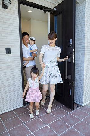 simsearch:859-03599646,k - Japanese family at home Foto de stock - Direito Controlado, Número: 859-09193129