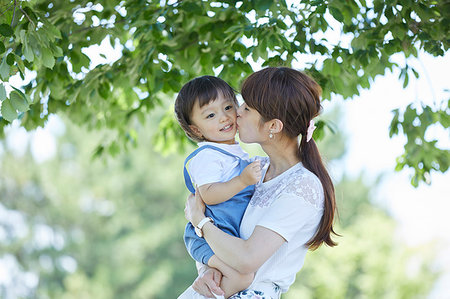simsearch:859-09193139,k - Japanese mother and son at the park Foto de stock - Con derechos protegidos, Código: 859-09193154