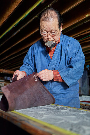 simsearch:859-09193291,k - Japanese artisan working in the studio Foto de stock - Con derechos protegidos, Código: 859-09193250