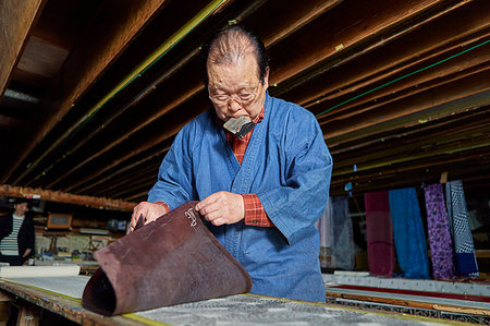 simsearch:859-06617433,k - Japanese artisan working in the studio Foto de stock - Con derechos protegidos, Código: 859-09193251