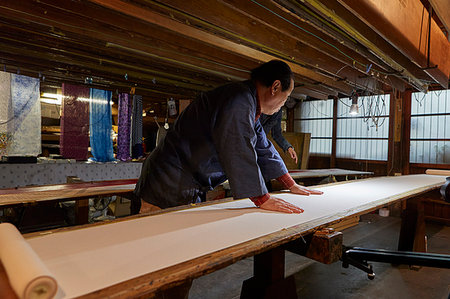 simsearch:841-07202444,k - Japanese artisan working in the studio Stock Photo - Rights-Managed, Code: 859-09193277