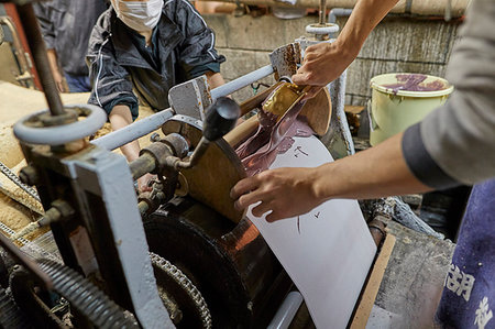 simsearch:859-09193291,k - Japanese artisans working in the studio Foto de stock - Con derechos protegidos, Código: 859-09193331