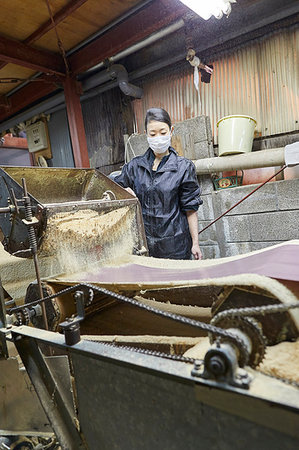 simsearch:859-09193346,k - Japanese artisan working in the studio Stock Photo - Rights-Managed, Code: 859-09193344