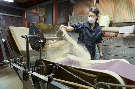 simsearch:859-06617434,k - Japanese artisan working in the studio Foto de stock - Con derechos protegidos, Código: 859-09193345