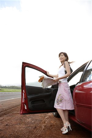 Young woman with a map standing by a car Stock Photo - Rights-Managed, Code: 859-03035987