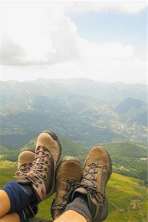 simsearch:6102-08881902,k - Resting legs and mountains in background Foto de stock - Direito Controlado, Número: 859-03036337