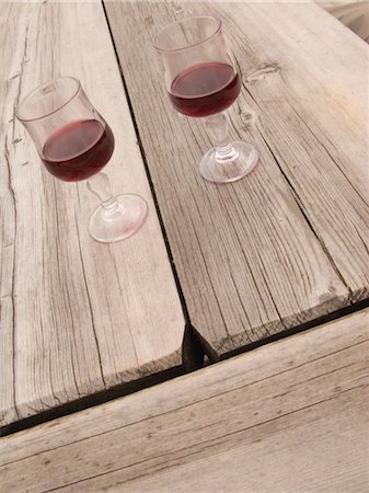 Wine glasses on wood table Foto de stock - Direito Controlado, Número: 859-03036368