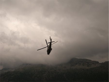 Hélicoptère qui volait dans les nuages d'orage Photographie de stock - Rights-Managed, Code: 859-03036362