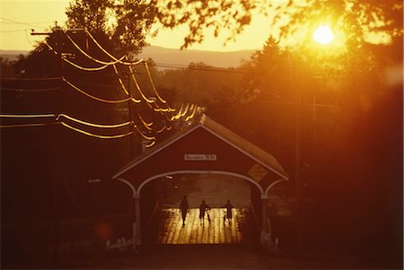 returning home - Evening view of children crossing wooden bridge in forest Foto de stock - Con derechos protegidos, Código: 859-03036988